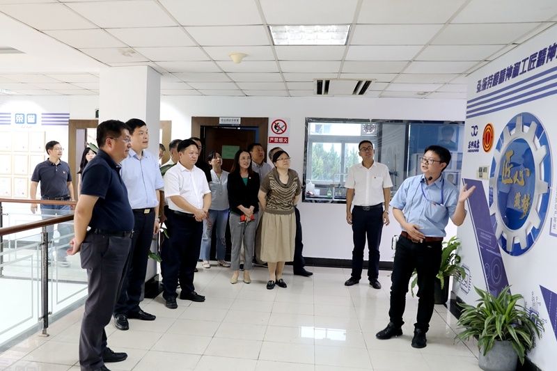 2020年7月29日，時(shí)任浙江省政協(xié)常委、社法委副主任、省總工會(huì)副主席、一級(jí)巡視員董建偉蒞臨景興紙業(yè)調(diào)研新時(shí)代工匠培育工作