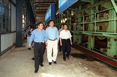2000年9月19日，時任浙江省委書記張德江一行視察公司