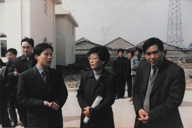 2001年2月20日，時任國家環(huán)保局副局長汪紀戎一行視察公司