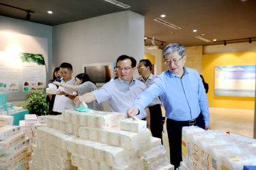 2019年 5月22日，時任浙江省社會組織綜合黨委專職副書記、省民政廳社會組織管理局局長蔡國華蒞臨景興紙業(yè)調(diào)研企業(yè)發(fā)展情況和黨建工作
